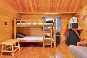 1 dormitorio con literas en una cabaña en Secluded Rustic Cabin with Views, en Bloomington