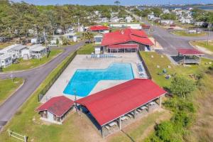 einen Luftblick auf ein Resort mit einem Pool in der Unterkunft Surf City 2BR Park Home with Waterfront View and Parking in Surf City