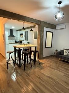 eine Küche und ein Wohnzimmer mit Tisch und Stühlen in der Unterkunft Apartamento Pura Vida in Córdoba