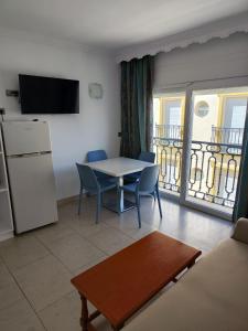 Televízia a/alebo spoločenská miestnosť v ubytovaní Apartamentos Caracas