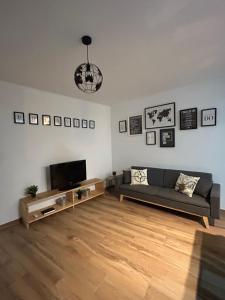 ein Wohnzimmer mit Sofa und Fernseher in der Unterkunft Apartamento Pura Vida in Córdoba