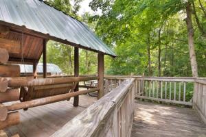 Rustic Cabin with Pool Access的阳台或露台