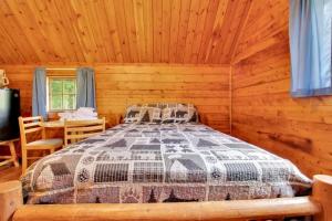Ένα ή περισσότερα κρεβάτια σε δωμάτιο στο Lovely Rustic Cabin in Bloomington +64 φωτογραφίες