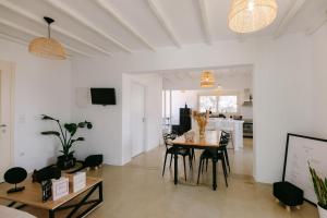 a dining room with a table and chairs in a room at Villa Blue Zircon in Stelida