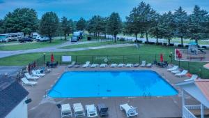 una vista aérea de una gran piscina con un parque en Relaxing Cabin in Bloomington, en Bloomington