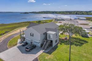 Bird's-eye view ng Surf City Serene Waterfront Vacation Home