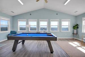 Billiards table sa Surf City Serene Waterfront Vacation Home