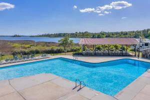 Swimming pool sa o malapit sa Surf City Serene Waterfront Vacation Home