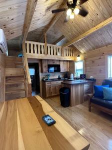 ein Wohnzimmer mit einem Tisch in einer Blockhütte in der Unterkunft Get-away Cabin in Surf City w Loft and Parking in Surf City