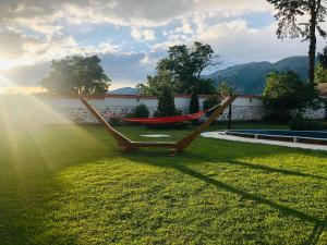 uma rede num quintal com o sol a brilhar em Vila Teo em Vasil Levski