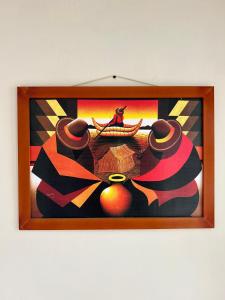 une photo d'une peinture d'une table avec une pomme dans l'établissement Dulce Hogar 01, à Loja