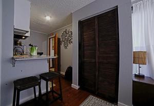 Kuchyň nebo kuchyňský kout v ubytování SHALIGOHOMES QUEEN SUITE ON 16TH