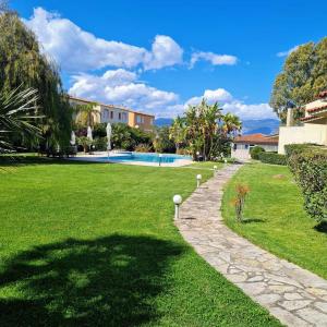 einen Garten mit Pool in einem Haus in der Unterkunft Megusta Apartments selianitika in Selianitika