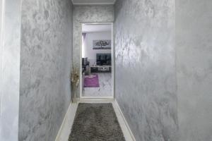 un corridoio con una porta che conduce in una stanza di Apartman Albijanić a Sremska Kamenica