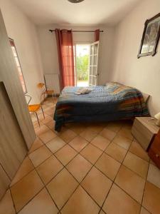 1 dormitorio con 1 cama y suelo de baldosa en Appartamento a Leuca, en Marina di Leuca