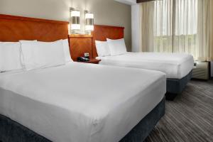 una camera d'albergo con due letti e una finestra di Hyatt Place Detroit/Livonia a Livonia