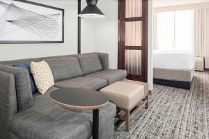 uma sala de estar com um sofá e uma mesa em Hyatt Place-Dallas/Arlington em Arlington