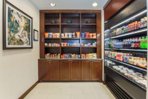 Supermarket nebo jiné obchody v  hotelu nebo okolí