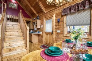 a dining room with a table in a cabin at Top of the World 2 Bedroom 2 Bath Cabin between Pigeon Forge and Gatlinburg in Pigeon Forge