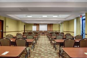 une salle de classe vide avec des tables et des chaises dans une salle dans l'établissement Hyatt Place Fort Lauderdale Cruise Port & Convention Center, à Fort Lauderdale