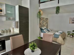 卡塔尼亚Lucrezia’s home的客厅里有一张桌子和一个厨房 更多44张照片