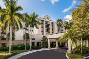 een hotel met palmbomen ervoor bij Hyatt Place Ft. Lauderdale/Plantation in Plantation