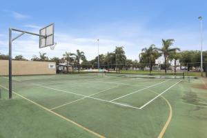 バンバリーにあるDiscovery Parks - Bunbury Foreshoreのバスケットボール用フープ付きの空きテニスコート