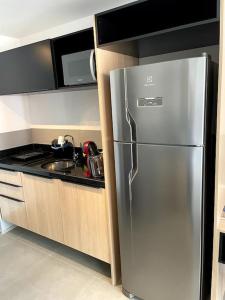 La cuisine est équipée d'un réfrigérateur en acier inoxydable et d'un évier. dans l'établissement Studio charmoso, próximo à Av. Paulista, à São Paulo