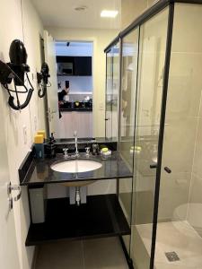 La salle de bains est pourvue d'un lavabo et d'une douche. dans l'établissement Studio charmoso, próximo à Av. Paulista, à São Paulo