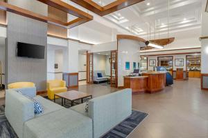 ヒューストンにあるHyatt Place Houston-Northのソファとテーブルと椅子のあるロビー +30枚の写真