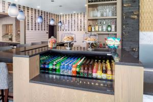 un mostrador de bebidas en un restaurante con botellas de refresco en Hyatt Place Long Island East End en Riverhead