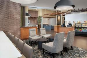 a waiting room with chairs and a bar at Hyatt Place Sugar Land in Sugar Land