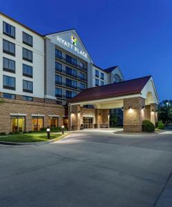 un edificio de hotel con un aparcamiento enfrente en Hyatt Place Kansas City/Overland Park/Convention Center en Overland Park