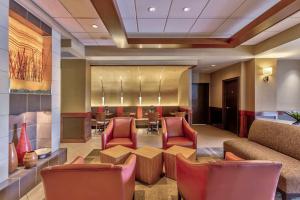 een lobby met een wachtkamer met stoelen en tafels bij Hyatt Place Kansas City/Overland Park/Convention Center in Overland Park