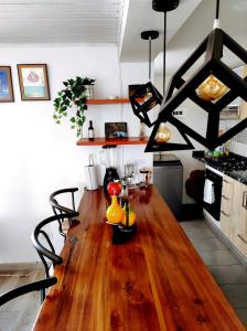 een keuken met een houten tafel in een kamer bij Apartamento en el centro histórico de Tunja con chimenea in Tunja