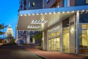 un edificio con luces en el lateral de una calle en Hyatt Place Madison/Downtown, en Madison