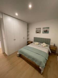 Tempat tidur dalam kamar di Luxury Apartamento