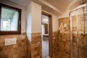 een badkamer met een douche en een glazen deur bij Camelot Ostrava 