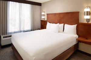 Ein Bett oder Betten in einem Zimmer der Unterkunft Hyatt Place Ontario/Rancho Cucamonga