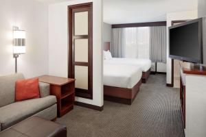 une chambre d'hôtel avec un lit et une télévision dans l'établissement Hyatt Place Ontario/Rancho Cucamonga, à Ontario