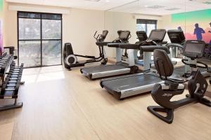 - une salle de sport avec tapis de course et machines elliptiques dans l'établissement Hyatt Place Ontario/Rancho Cucamonga, à Ontario