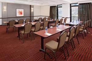 une salle de conférence avec de longues tables et chaises dans l'établissement Hyatt Place Ontario/Rancho Cucamonga, à Ontario