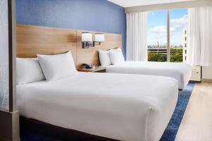 duas camas num quarto de hotel com uma janela em Hyatt Place across from Universal Orlando Resort em Orlando