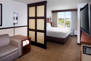 una camera d'albergo con letto e TV di Hyatt Place Phoenix/ Mesa a Mesa