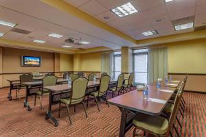 - une salle de conférence avec des tables et des chaises dans l'établissement Hyatt Place Scottsdale/Old Town, à Scottsdale