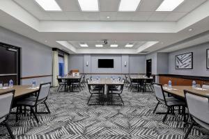 une salle de conférence avec des tables, des chaises et un écran dans l'établissement Hyatt Place San Antonio North Stone Oak, à San Antonio