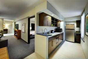 Kuchyň nebo kuchyňský kout v ubytování Hyatt Place UC Davis
