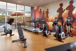 een fitnessruimte met cardio-apparatuur en een muurschildering bij Hyatt House Atlanta Downtown in Atlanta
