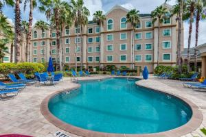 奧蘭多的住宿－Casa Magical 1mile to Disney，棕榈树酒店前的游泳池