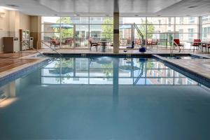 una gran piscina de agua azul en un edificio en Hyatt Place Boulder/Pearl Street en Boulder
